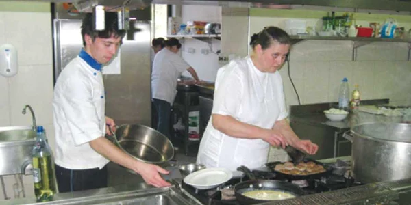 În bucătăriile restaurantelor se fac ultimele pregătiri