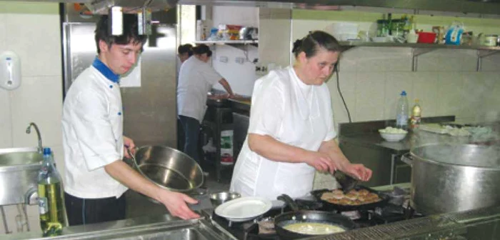 În bucătăriile restaurantelor se fac ultimele pregătiri
