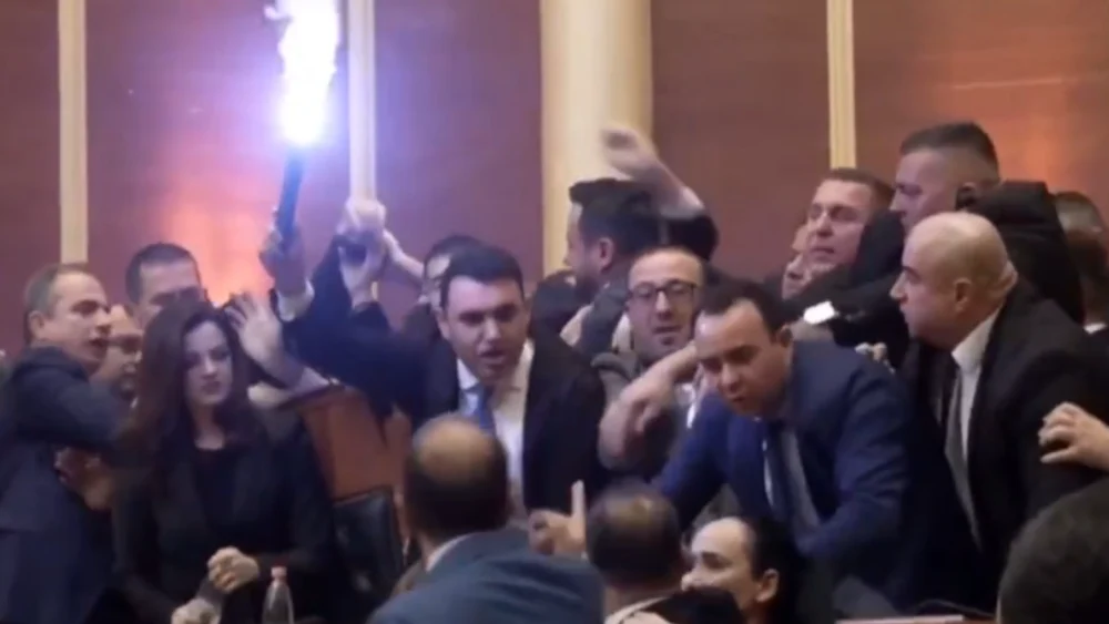 Bătaie și fumigene în Parlamentul Albaniei. Deputații opoziției s-au luat la pumni cu poliția