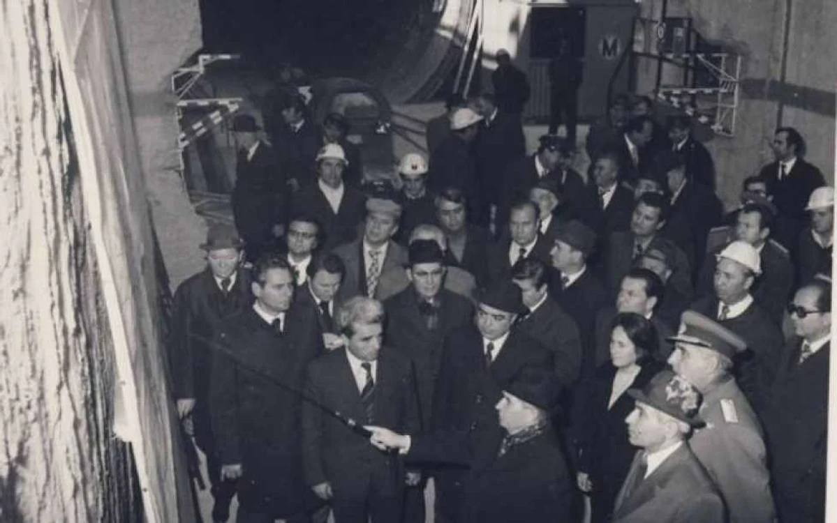Vizită de lucru a lui Nicolae Ceauşescu pe şantierul metroului, în 1977. FOTO Comunismul în România / Muzeul Naţional de Istorie