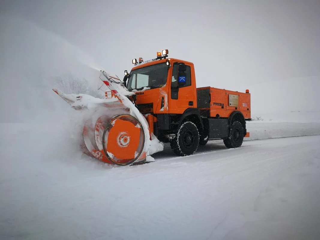 Imagini cu nămeţii şi utilajele de deszăpezire de pe Transalpina tronsonul Obârşia Lotrului - Vâlcea şi Rânca - Gorj Foto FB Secţia Drumuri Naţionale Târgu Jiu