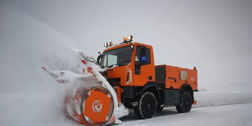 Imagini cu nămeţii şi utilajele de deszăpezire de pe Transalpina tronsonul Obârşia Lotrului - Vâlcea şi Rânca - Gorj Foto FB Secţia Drumuri Naţionale Târgu Jiu