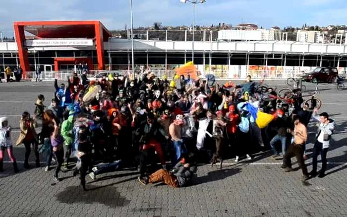 Cel mai mare Harlem Shake din România, în parcarea de la Interex