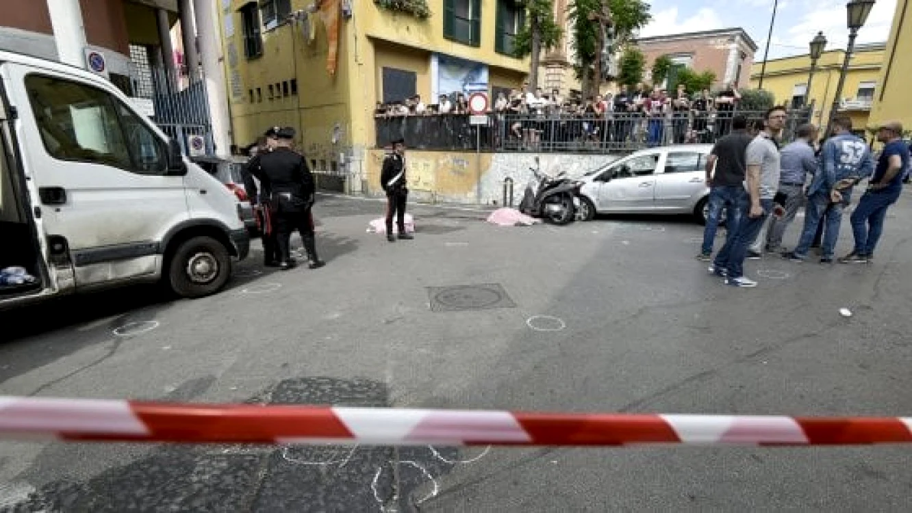 Un bărbat de 44 de ani şi nepotul său de 23 de ani ucişi într-un cartier periferic al oraşului Napoli FOTO La Repubblica