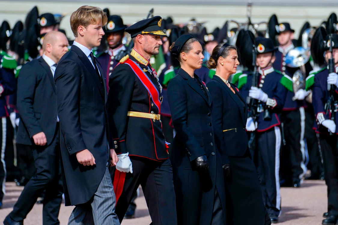 Prințul Sverre Magnus, Regele Haakon, Prințesa Ingrid Alexandra și Prințesa Martha Louise la funeraliile Regelui Harald profimedia 1132750698 jpg