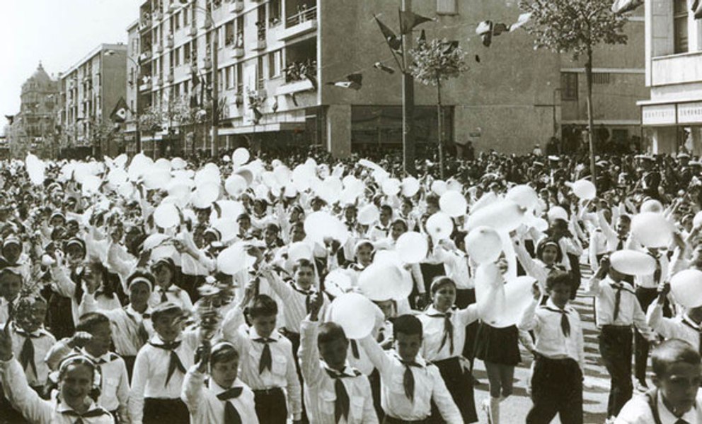 De ce le e dor multor români de Ceauşescu? Nostalgia comunismului, explicată de psihologi
