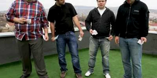 De la stânga la dreapta: Andrei, Robert, Sorin şi Bogdan vor trăi cu aproximativ 15 lei pe zi