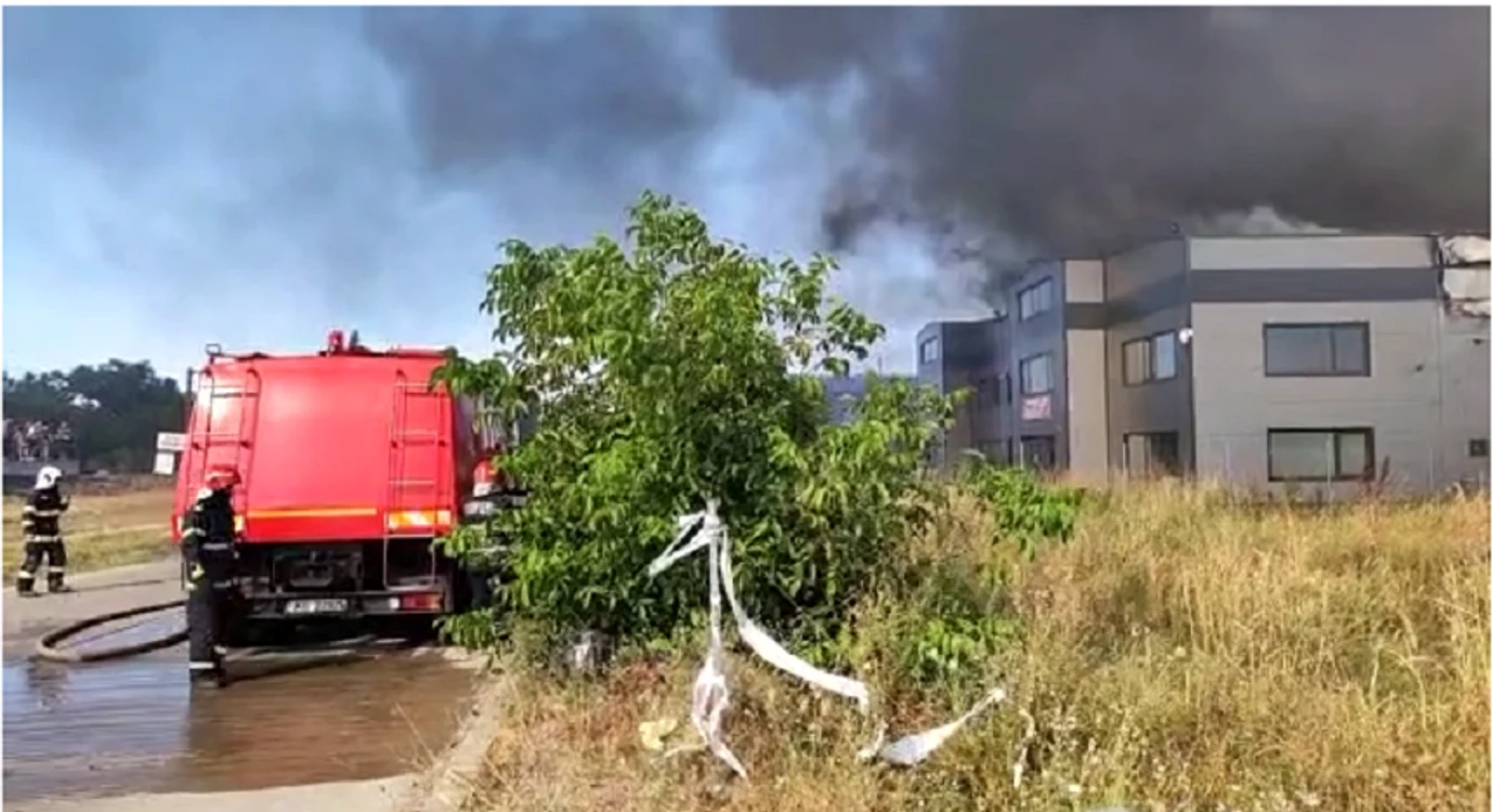 Incendiu puternic la o hală din Mogoșoaiafoto: ISU București-Ilfov