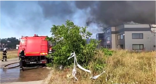 Incendiu puternic la o hală din Mogoșoaiafoto: ISU București-Ilfov