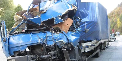 Cabina autoutilitarei strivită de macaraua cazuta de pe trailer in care a murit tanarul Andrei Remus