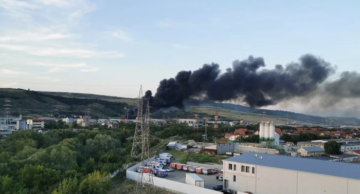 Incendiul a izbucnit joi seara, pe Bulevardul Muncii din Cluj-Napoca.