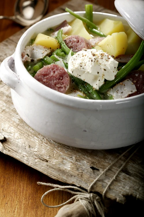 Supă cu cârnaţi afumaţi