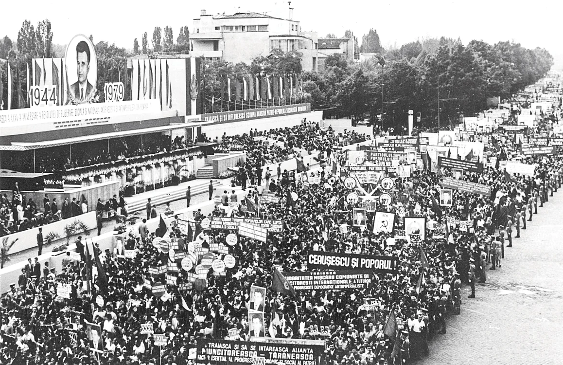 După parada de 23 August românii se puteau retrage să petreacă FOTO: arhiva  