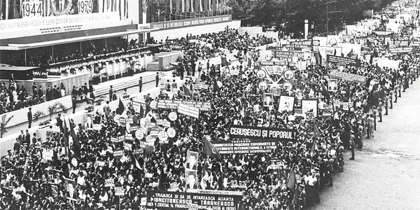Vă mai aduceţi aminte  cu ce fast se sărbătorea,  înainte de 1989, ziua  de 23 August?! jpeg