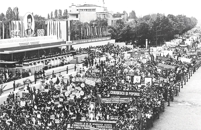 După parada de 23 August românii se puteau retrage să petreacă FOTO: arhiva  