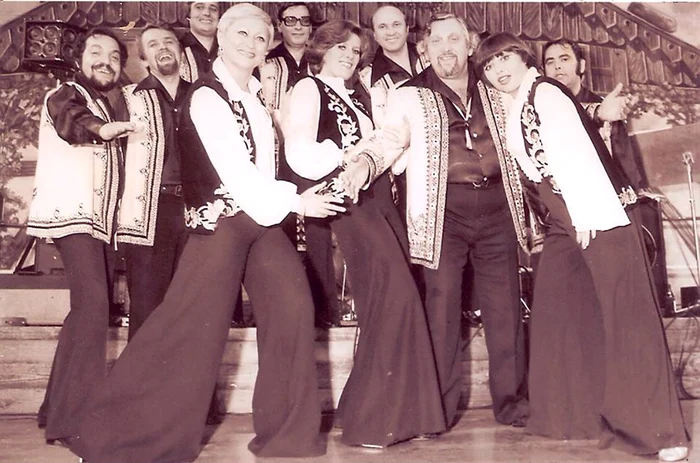 Stla Enache (centru), alături de colegii de trupă