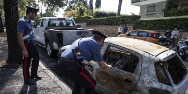 Una dintre maşinile incendiate de român FOTO Carabinieri
