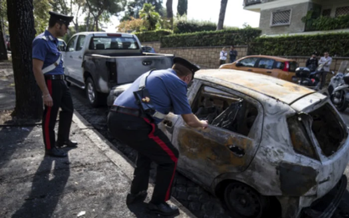 Una dintre maşinile incendiate de român FOTO Carabinieri