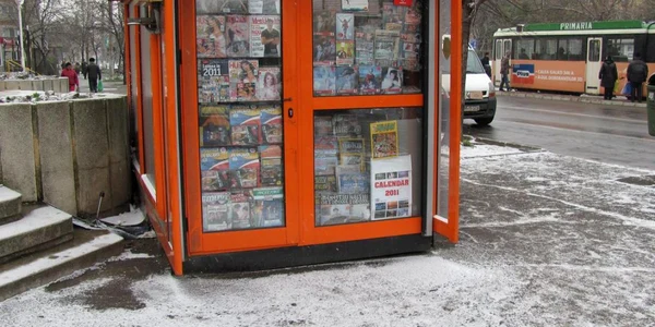 De sub fusta de cauciuc a chioşcului Rodipet jandarmii au scos, o singură dată, 24 de cartuşe de ţigări