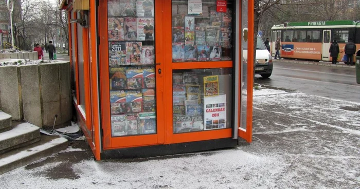 De sub fusta de cauciuc a chioşcului Rodipet jandarmii au scos, o singură dată, 24 de cartuşe de ţigări