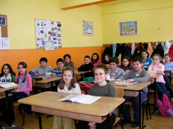 Ana Zaharescu, în prima bancă, alături de colegii ei