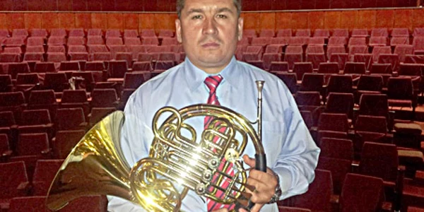 Mihai Sîrbu cântă de şase ani la Filarmonica din Botoşani