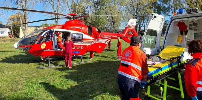 Momentul în care Andreea e trasportată la spital. Foto Monitorul de Botosani