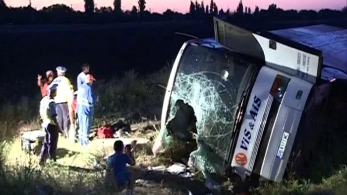 Un autocar în care se aflau 53 de persoane s-a răsturnat, duminică, pe Autostrada Soarelui