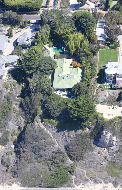 Are propria potecă de acces la plajă