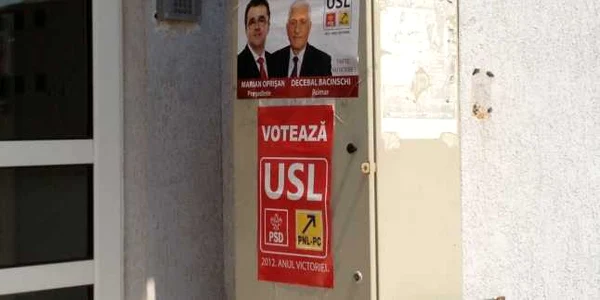 Scările mai multor blocuri au fost tapetate cu afişe