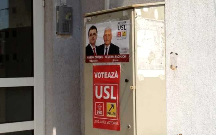 Scările mai multor blocuri au fost tapetate cu afişe