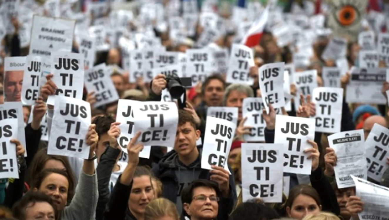 
    Peste 100.000 de oameni au ieşit în stradă pentru a cere demisia premierului Foto: GettyImages  