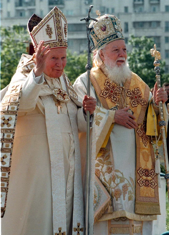 Papa Ioan Paul al II-lea și Patriarhul Teoctist. FOTO: Arhivă Adevărul