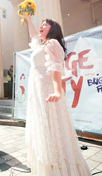 
    Femeia cu barbă și bărbatul homar formează un cuplu  