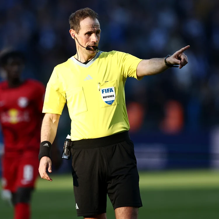 Sascha Stegemann a reguzat să acorde un penalti pentru Borusia