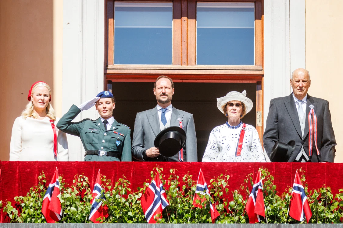 Prințesa Mette Marit, Prințesa Ingrid Alexandra, Prințul Haakon, Regina Sonja și Regele Harald al Norvegiei GettyImages 2153366105 jpg