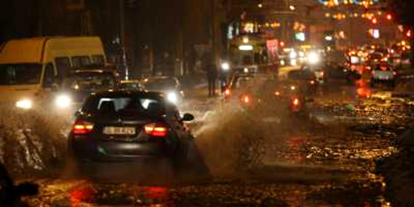 Maşinile au înotat în apa care depăşea pe alocuri 25 de centimetri
