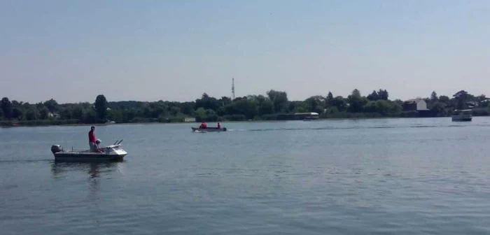 O persoană a murit şi alte patru au fost rănite în urma unui accident produs pe Lacul Snagov FOTO ISU Bucureşti - Ilfov