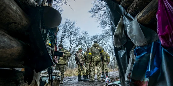 Grup de soldați ucraineni în tabăra din pădurile de lângă linia frontului din Bahmut - Război Ucraina FOTO Profimedia 