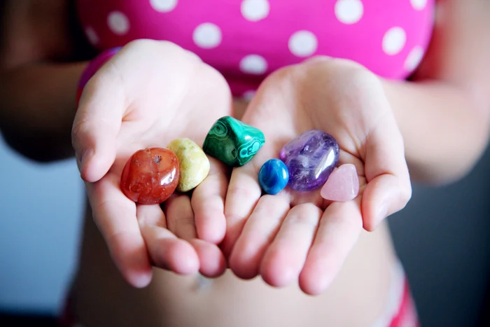 Simbolismul pietrelor semiprețioase și impactul lor asupra energiei feminine jpg