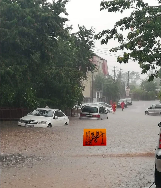 Strada Universităţii, lângă sediul Inspectoratului pentru Situaţii de Urgenţă. FOTO: Facebook/Suceava sat cu blocuri