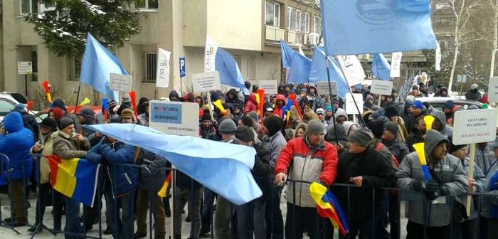 Muncitorii protestează în faţa Ministerului Economiei                                   FOTO Ediţia de Sud