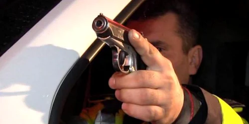 politist pistol trage jpeg