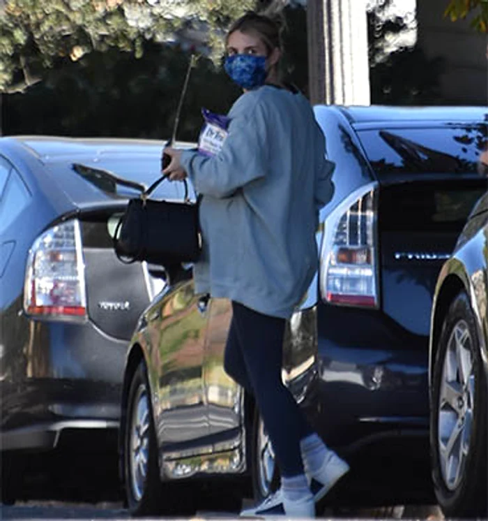 Emma Roberts mai are puţin şi naşte, dar nu a rezistat să nu iasă la târguieli