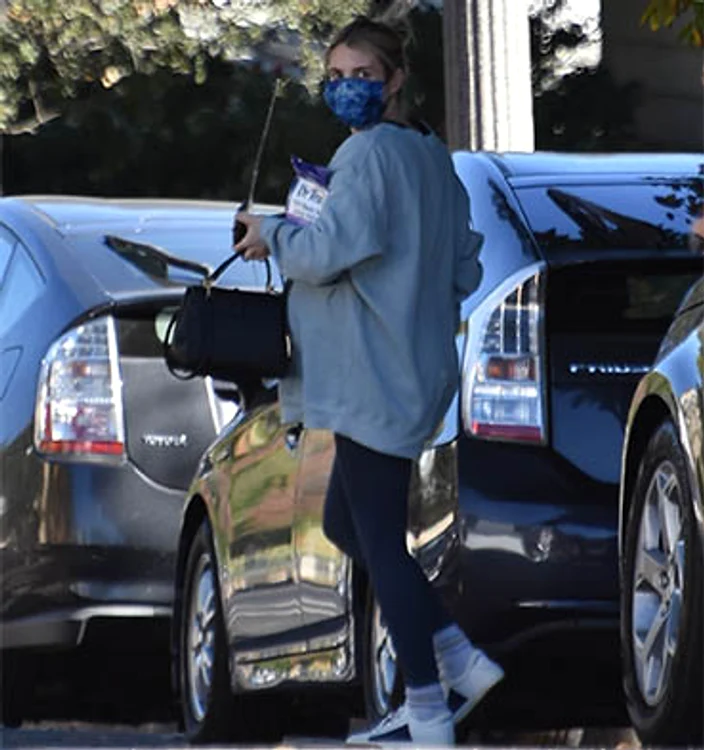 Emma Roberts mai are puţin şi naşte, dar nu a rezistat să nu iasă la târguieli