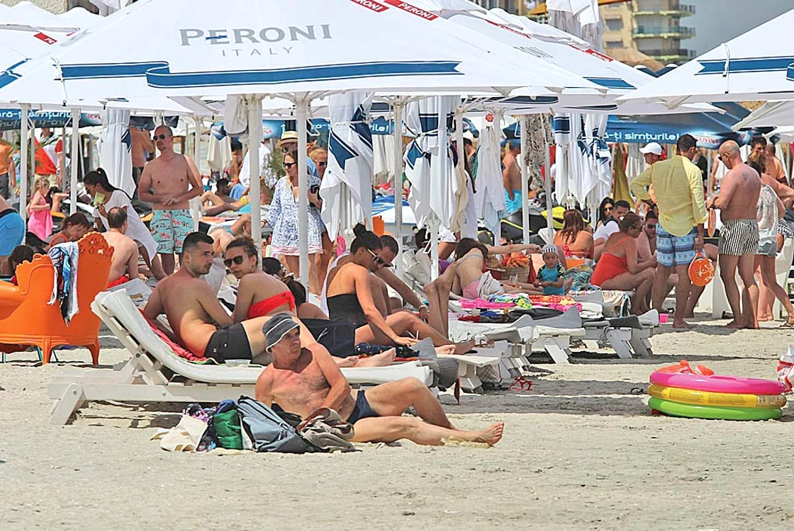 
    Plajele sunt pline ochi, dar apa mării este extrem de recefoto: Click!  