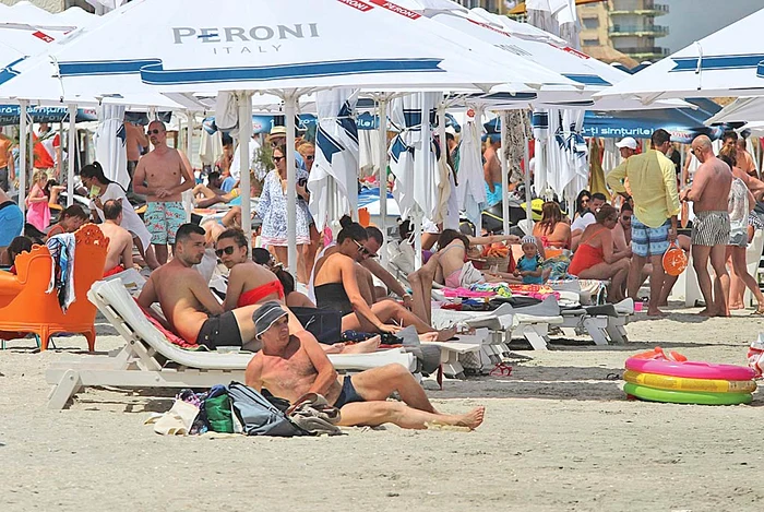 
    Plajele sunt pline ochi, dar apa mării este extrem de recefoto: Click!  