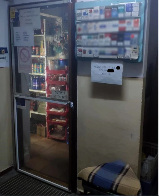 Așa arată ușa de la intrare, unde stau atârnate pe pereți pachetele cu țigări