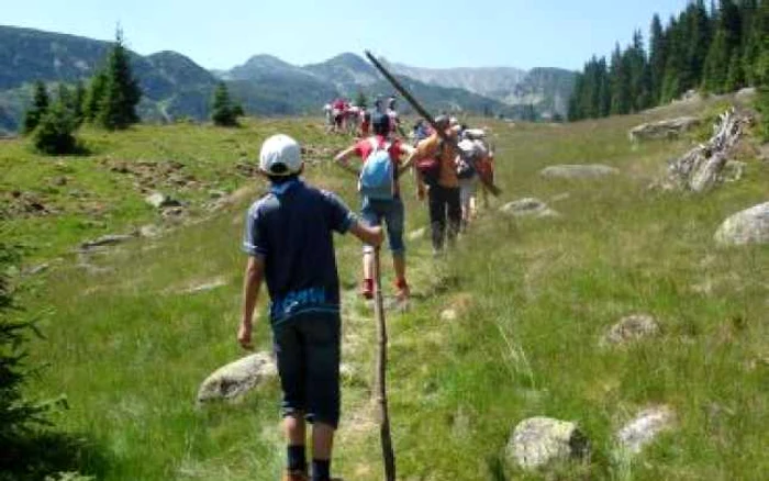 Râmnicu Vâlcea: Misiune îndeplinită. Cercetaşii se întorc acasă după ce au refăcut traseele turistice din Parâng