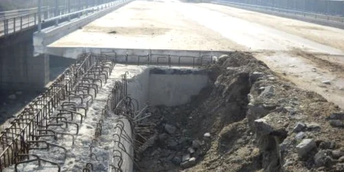 Podul de la Corcova, lăsat baltă în mijlocul reabilitării